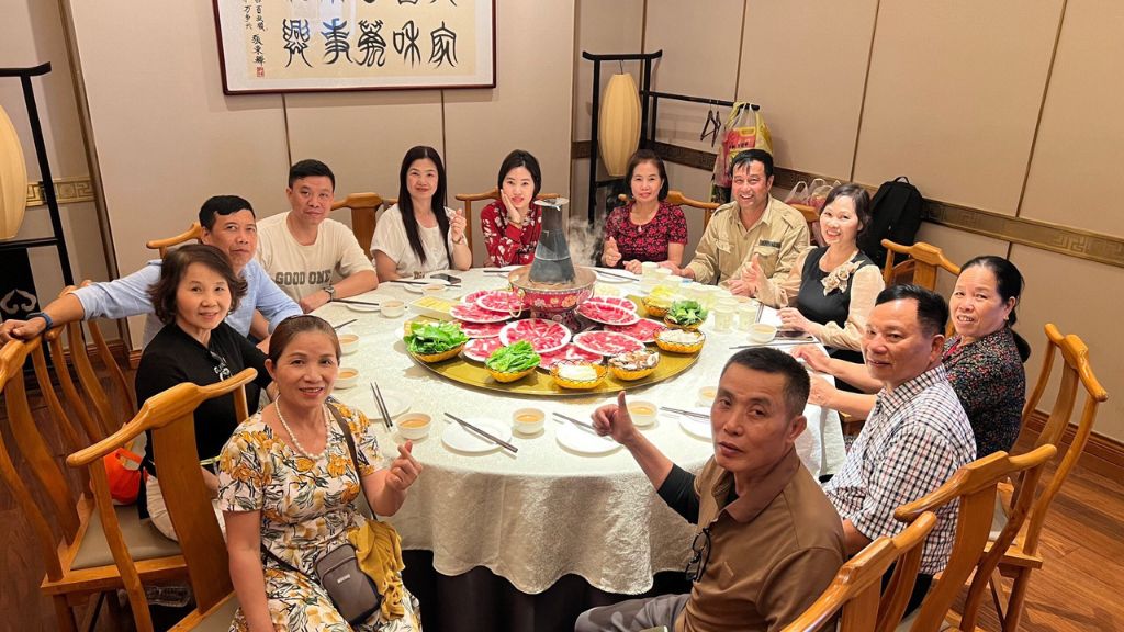 Đoàn khách thưởng thức ẩm thực trong tour Trung Quốc