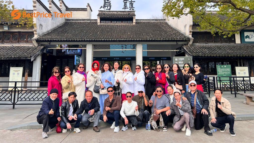Đoàn du khách của BestPrice tham quan Ô Trấn