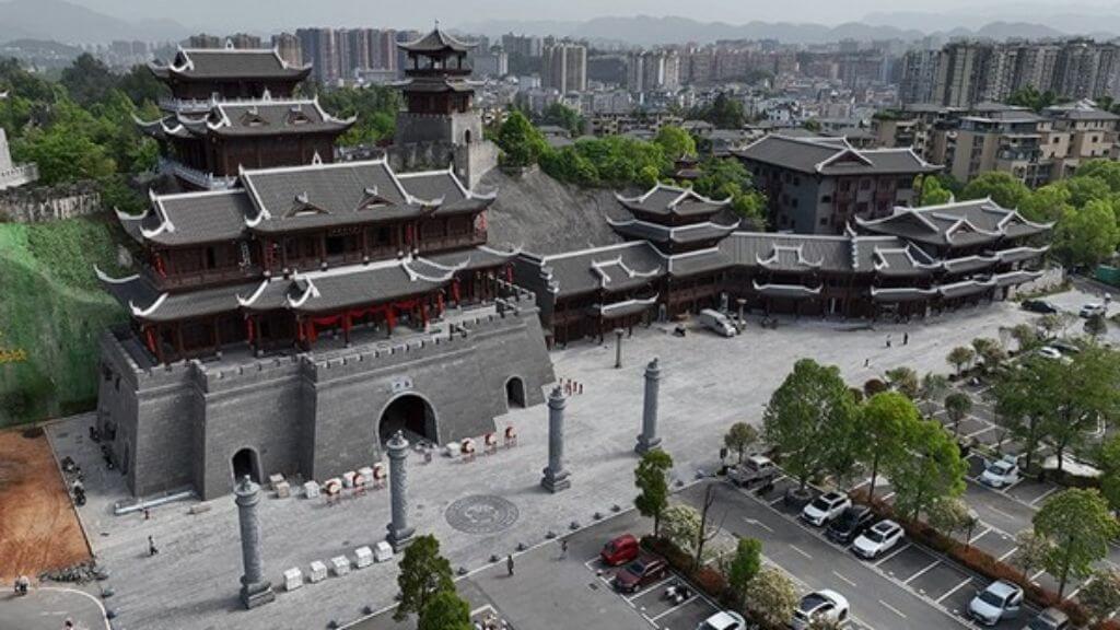 Ân Thi Thổ Ty Thành là tàn tích của một trung tâm chính trị và quân sự cổ thuộc thời kỳ Thổ Ty