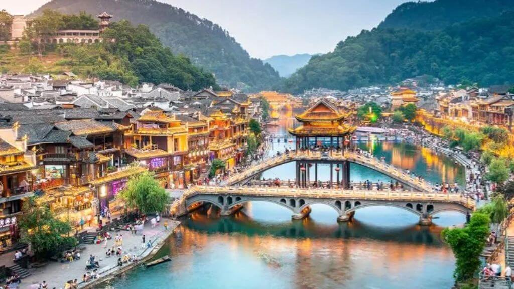 Khung cảnh Phượng Hoàng Cổ Trấn cổ kính nhìn từ trên cao