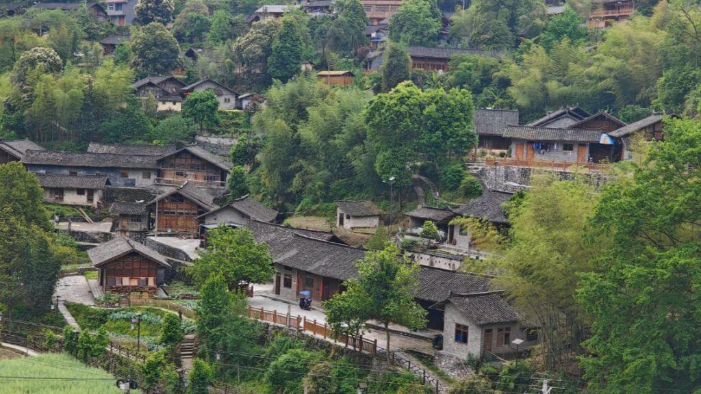 Làng dân tộc Đông Phong Hương là điểm du lịch văn hóa đặc sắc của người Đông