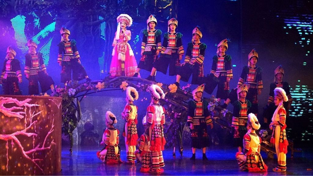 Quý khách có thể đăng ký đi xem show diễn đặc sắc  Rạng Rỡ Rương Tây