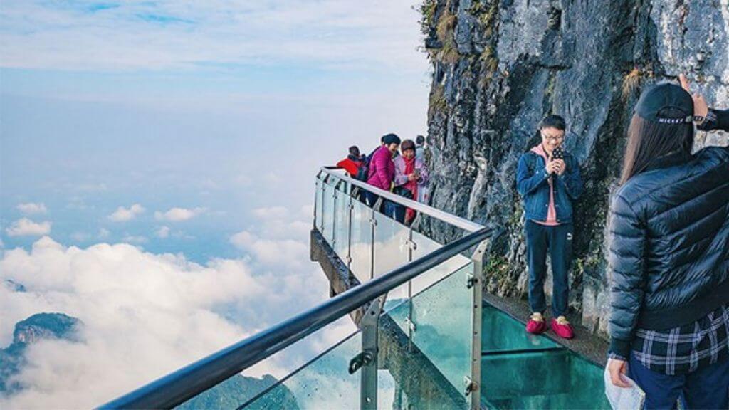 Sạn Đạo Kính - con đường làm từ những tấm kính cường lực trong suốt