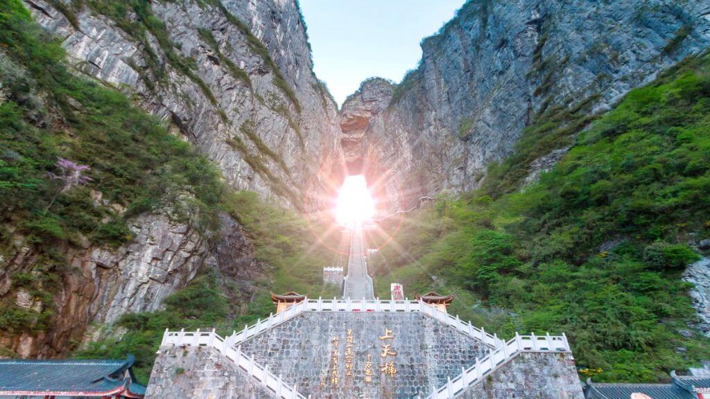 Thiên Môn Sơn - Ngọn núi nổi tiếng với con đường trên trời và hệ thống cáp treo dài hơn 7,4km tại Thiên Môn