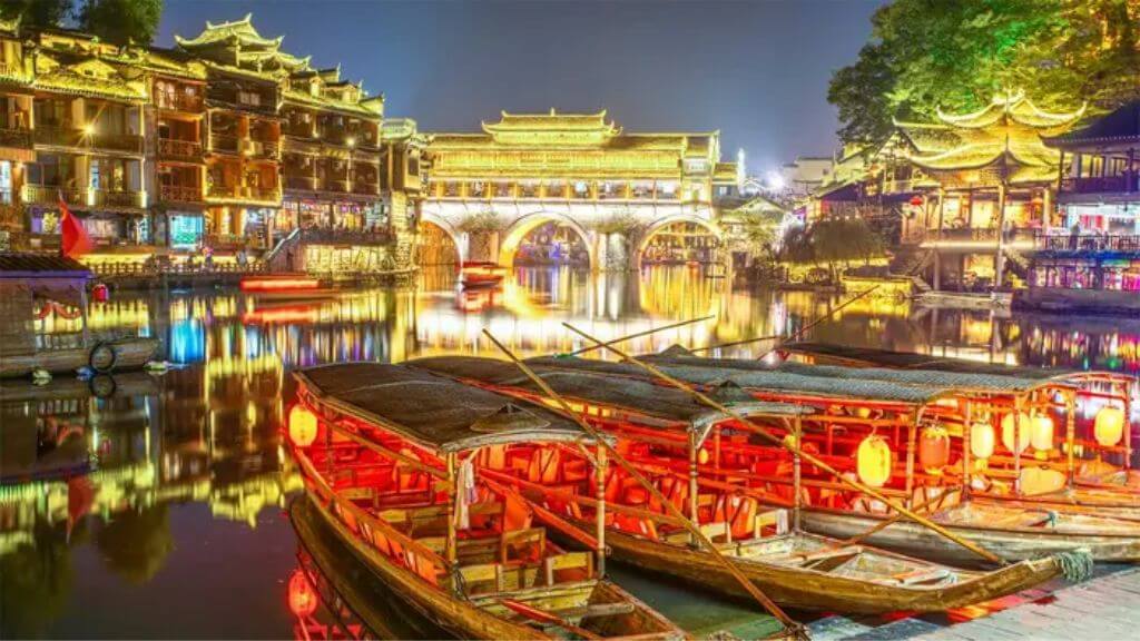 Thăm quan Phượng Hoàng Cổ Trấn về đêm