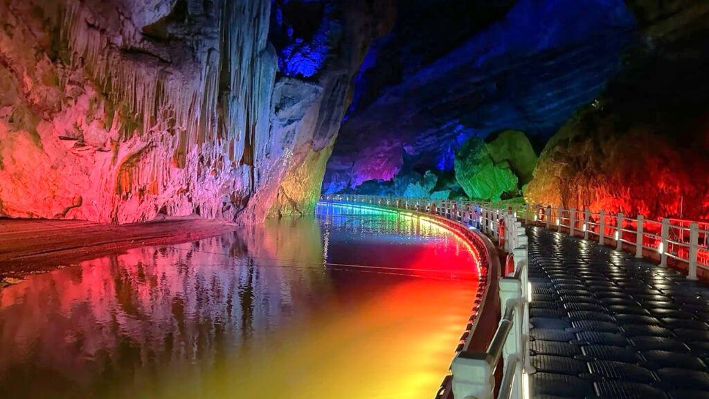 Thăm quan và check in tại Long Lân Cung