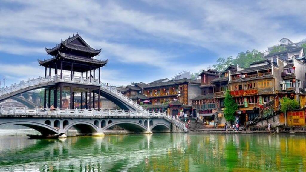 Thưởng ngoạn Hồng Kiều Nghệ Thuật Lâu, biểu tượng nghệ thuật vượt thời gian của trấn cổ