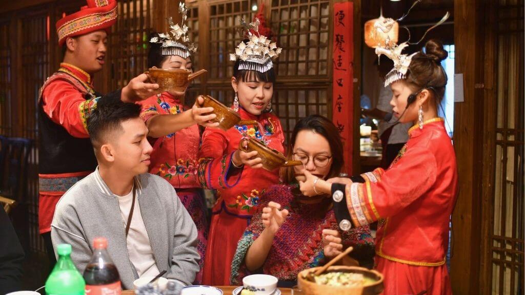 Nghi thức Rượu chặn cửa đón khách truyền thống của người Miêu