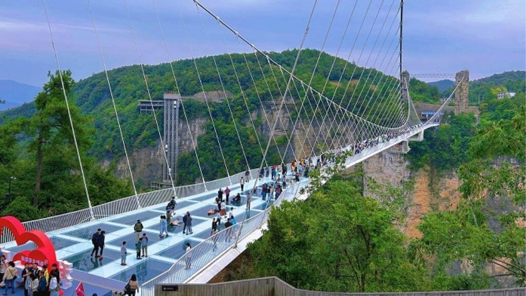 Bước trên Cầu kính Đại Hiệp Cốc – cây cầu trong suốt dài nhất thế giới