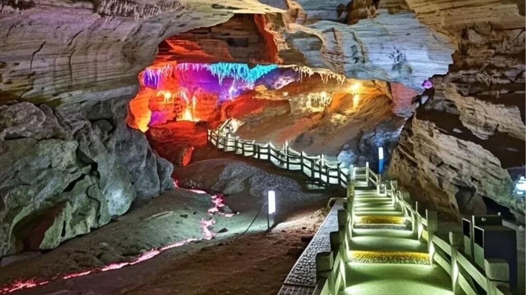 Công trình hang động Long Lân Cung giữa lòng núi, nơi ánh sáng và thạch nhũ hòa quyện