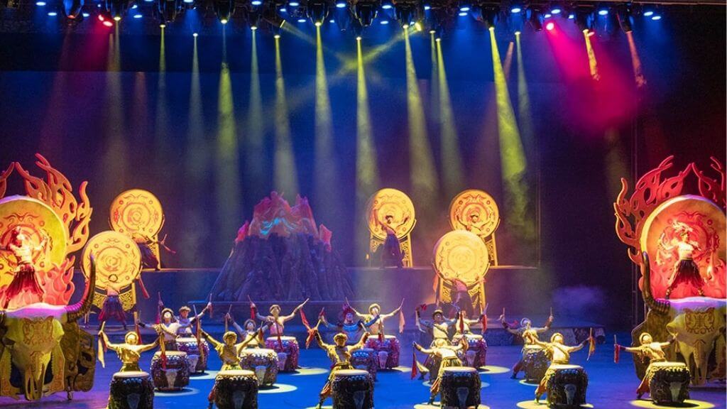 Du khách thưởng thức show “Rạng Rỡ Tương Tây” – bữa tiệc nghệ thuật hoành tráng