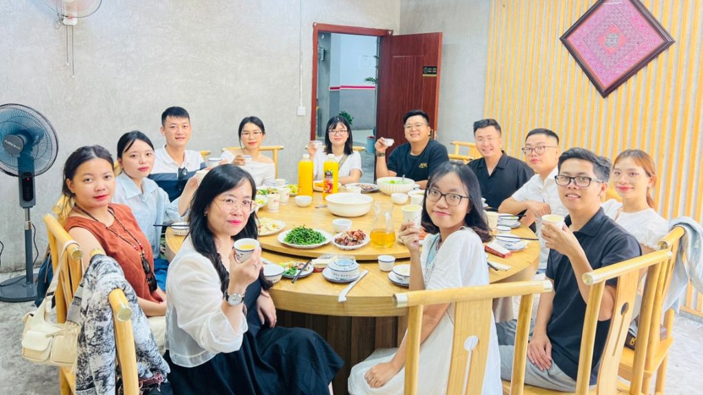 Du khách thưởng thực ẩm thực trong tour Lệ Giang   Shangrila