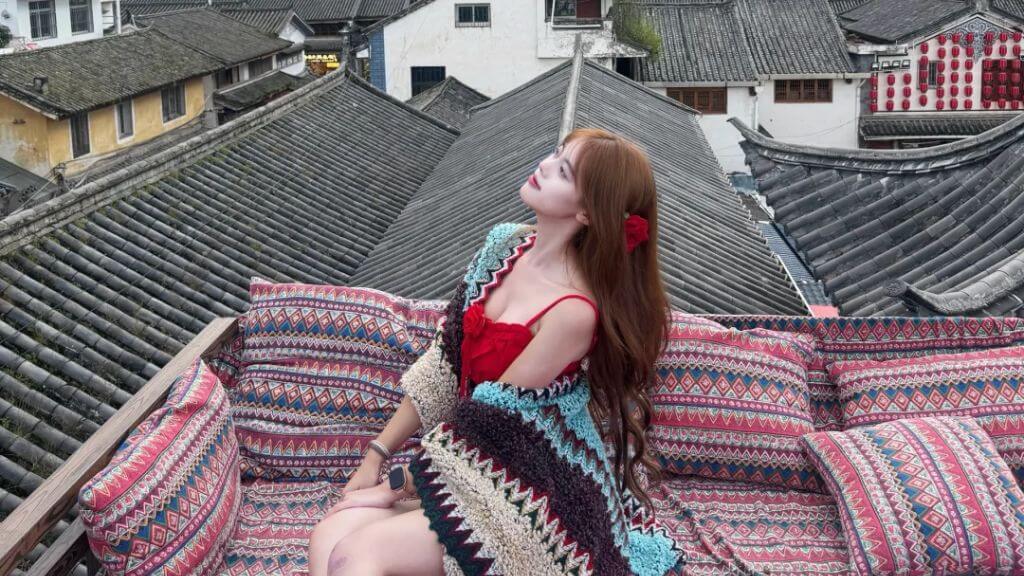 Du khách chụp hình tại thành cổ Đại Lý