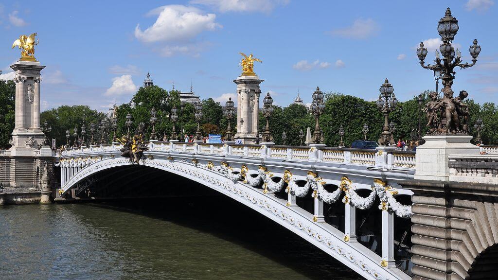 Cầu Alexandre III mang phong cách Beaux Arts nổi bật với những cột đèn mạ vàng và các chi tiết điêu khắc tinh xảo