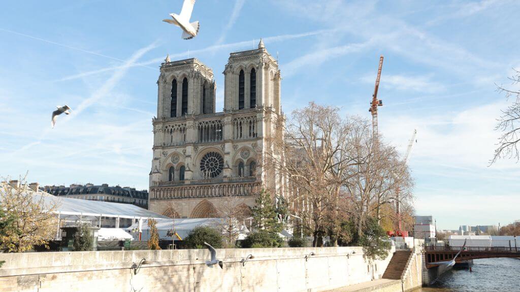 Nhà thờ Đức Bà Paris - Công trình Gothic nổi tiếng với kiến trúc cổ đặc trưng.