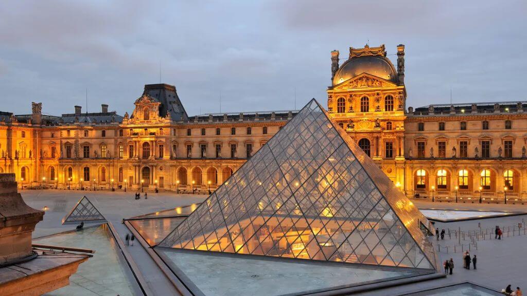 Bảo tàng Louvre - kiến trúc  cổ kính và kim tự tháp kính nổi bật giữa sân Napoleon
