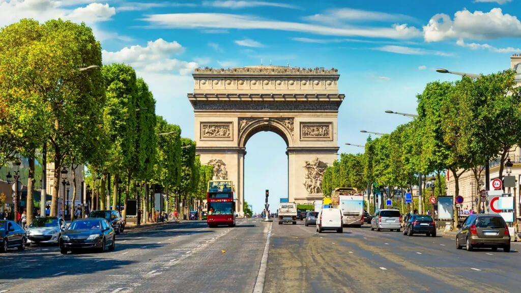 Đại lộ Champs Élysées rộng lớn với hàng cây xanh và không gian sôi động giữa lòng Paris