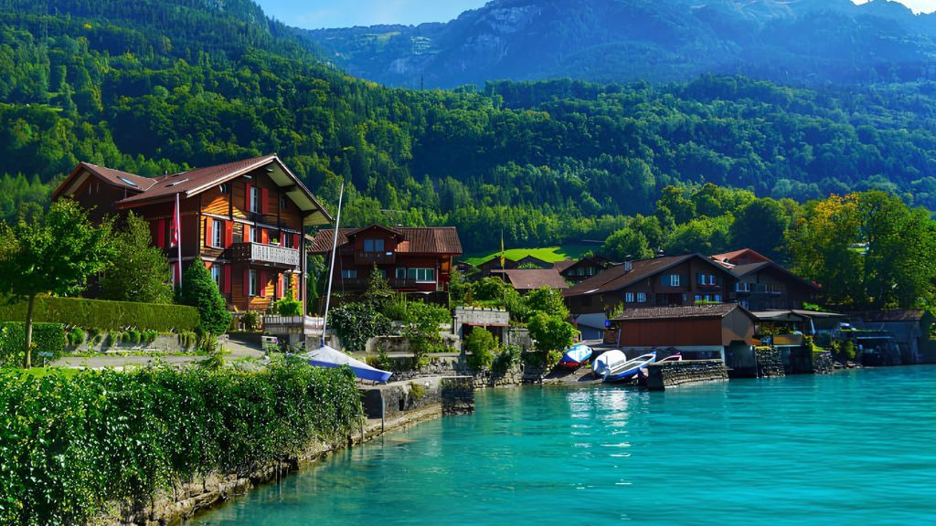 Mặt hồ Brienz xanh ngọc nằm giữa những dãy núi của Thụy Sĩ
