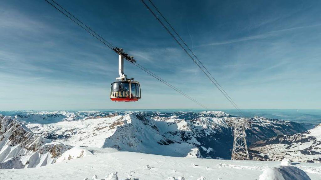 Núi Titlis nổi tiếng của dãy Alps với cảnh tuyết phủ và những thung lũng núi hùng vĩ nhìn từ trên cao
