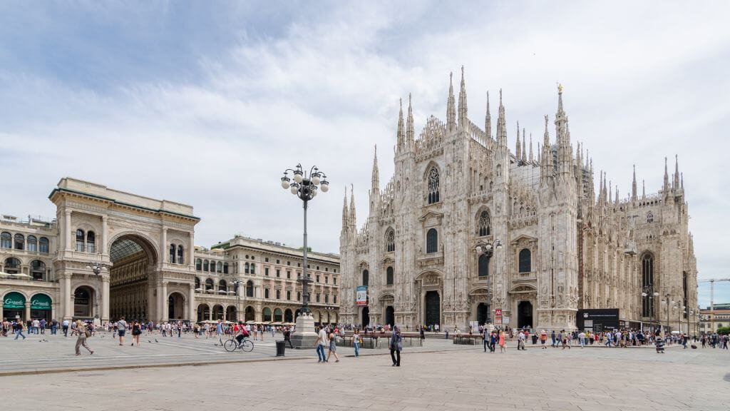Quảng trường Duomo với Nhà thờ Duomo bằng đá cẩm thạch nổi bật giữa không gian rộng lớn