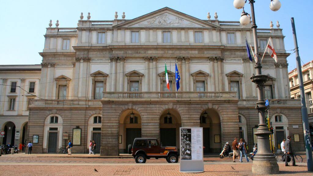 Nhà hát Teatro alla Scala nổi tiếng với phong cách tân cổ điển và lịch sử nghệ thuật lâu đời
