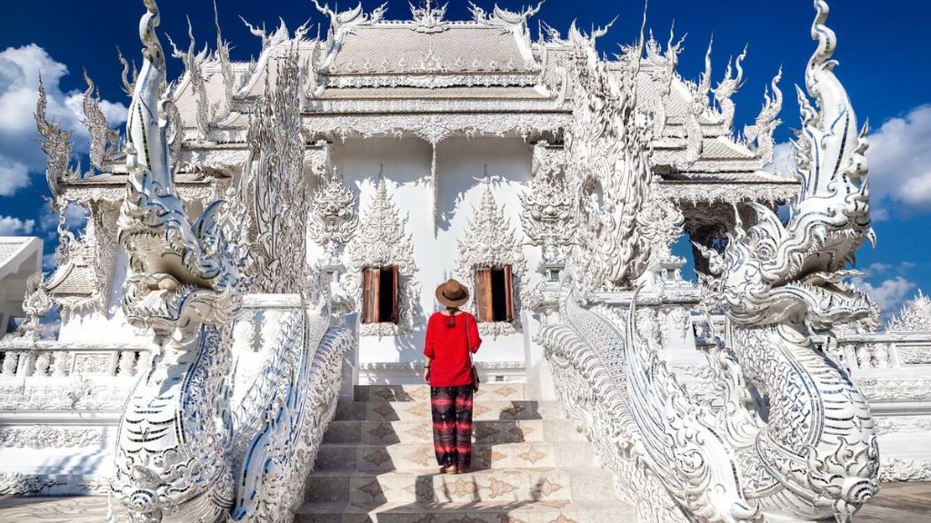 Du khách checckin tại Chùa Trắng