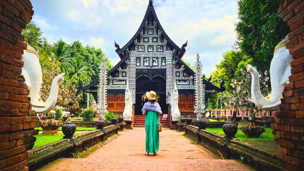 Du khách checkin tại Chùa cổ Lok Molee