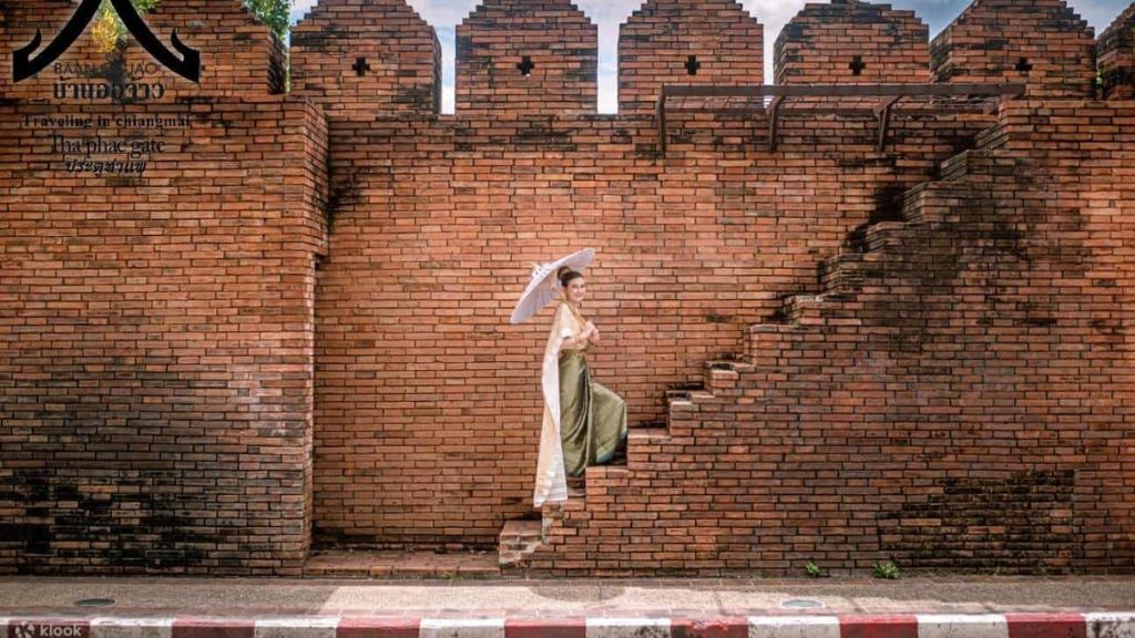 Du khách checkin tại cổng thành cổ Tha Phae Gate