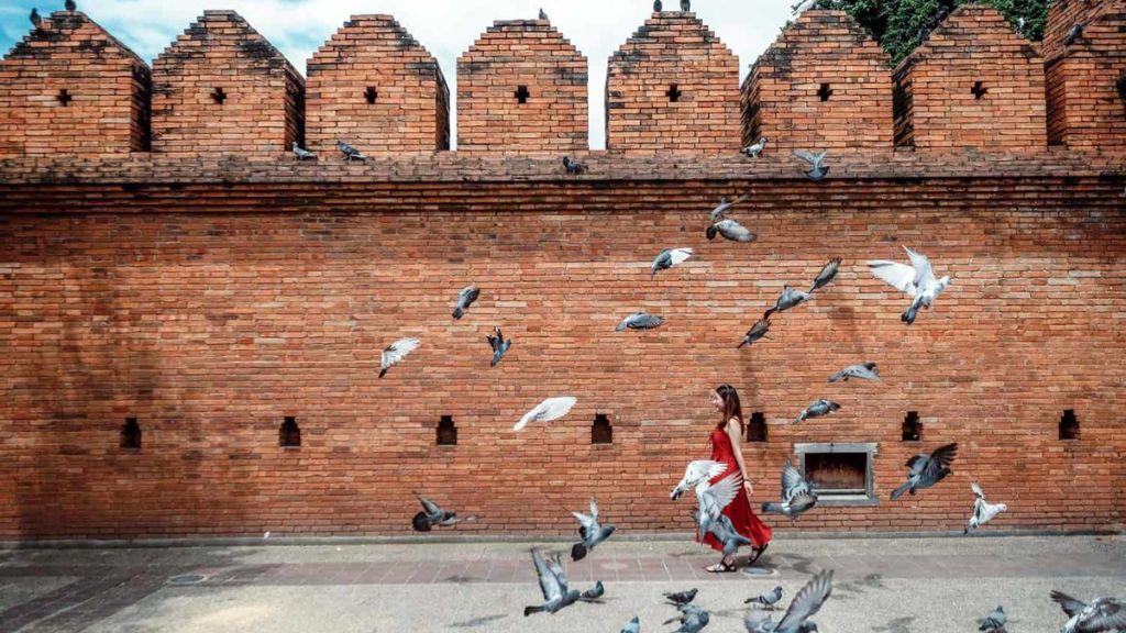 Du khách dạo bước tại cổng thành cổ Tha Phae Gate