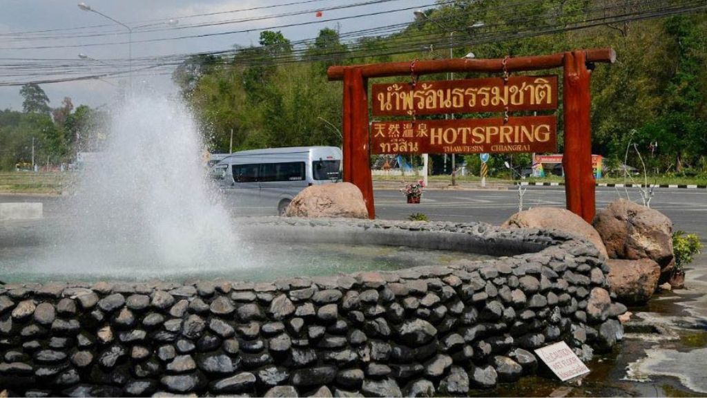 Du khách ngâm chân, tắm suối khoáng nóng Mae Khachan