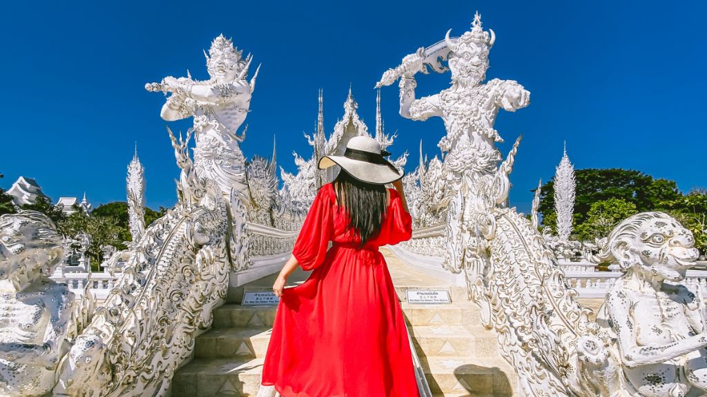 Du khách tạo dáng chụp ảnh tại Chùa Trắng
