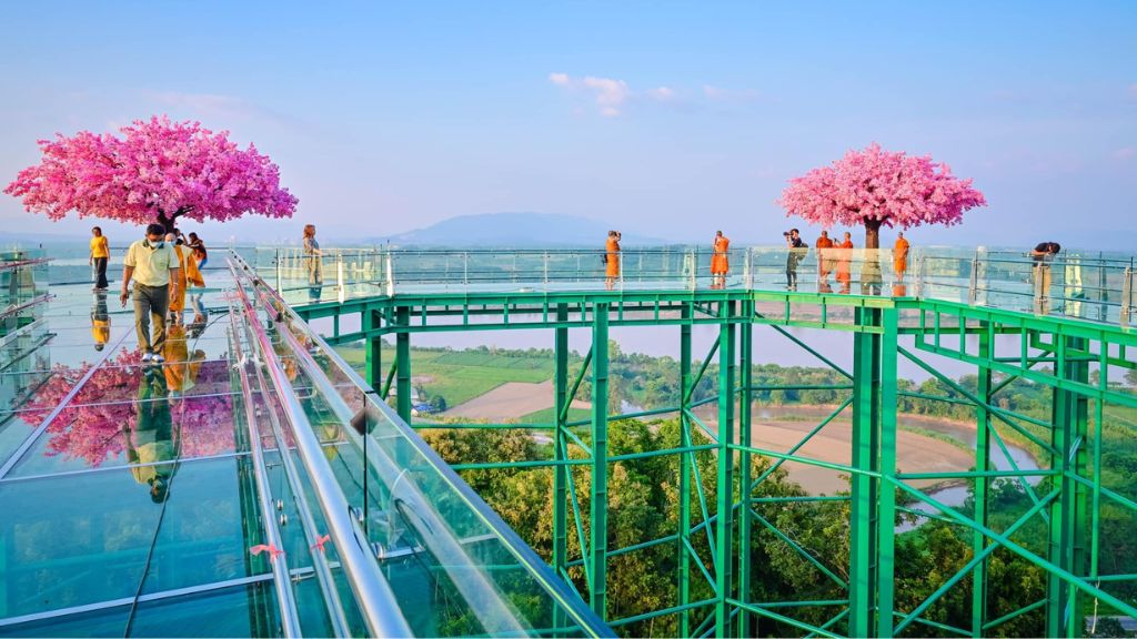 Du khách tham quan cầu kính Chiangsaan Skywalk