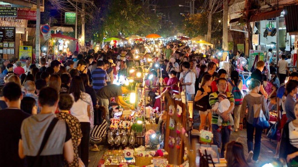 Du khách tham quan chợ đêm Night Market