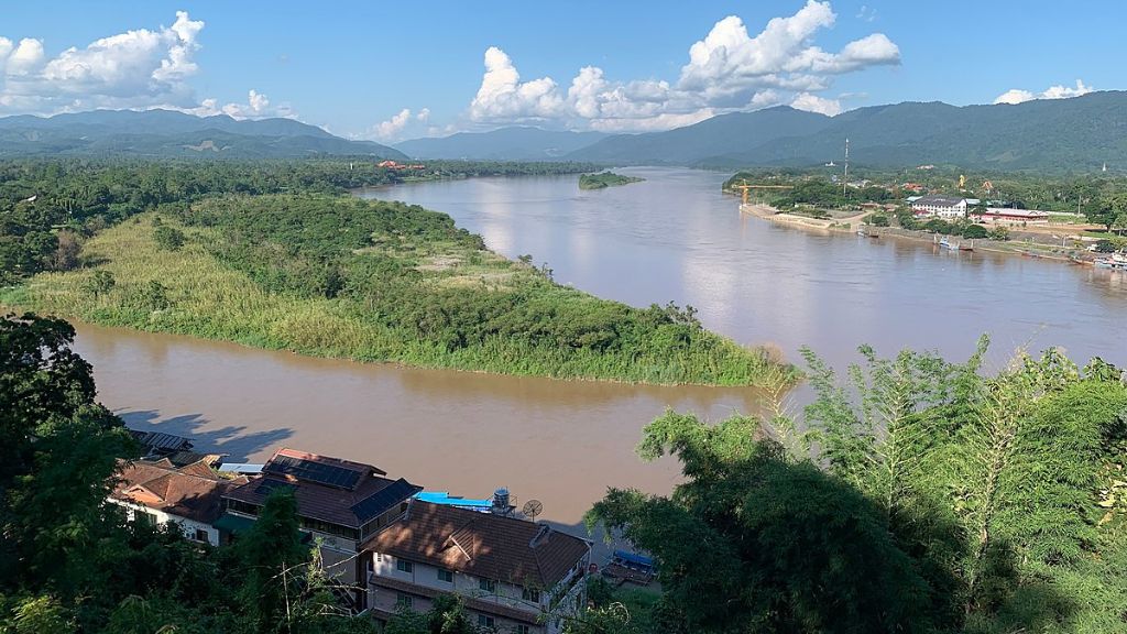 Tham quan khu Tam Giác Vàng