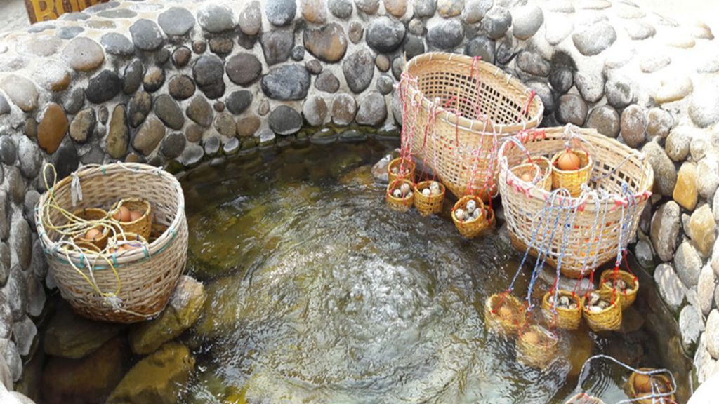 Trải nghiệm luộc trứng tại suối khoáng nóng Mae Khachan