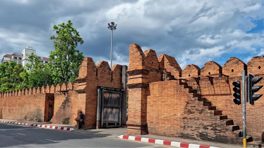 Toàn cảnh cổng thành cổ Tha Phae Gate