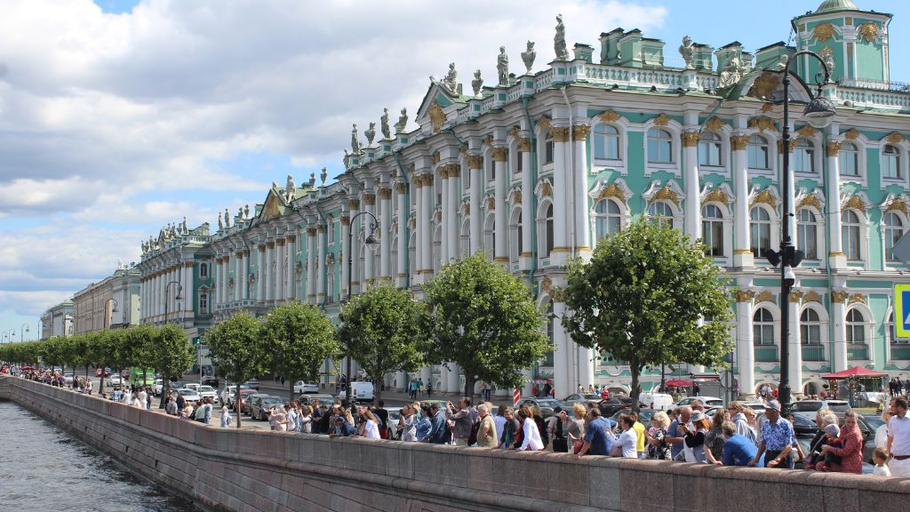 Du khách tham quan Cung điện mùa đông khi du lịch Nga