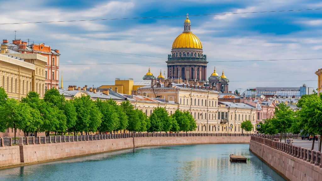 Du lịch Nga - Du khách tham quan St  Petersburg