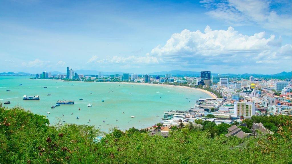 Toàn Cảnh Pattaya Từ Đỉnh Đồi Pratumnak – nhìn thấy bãi biển Jomtien uốn cong mềm mại
