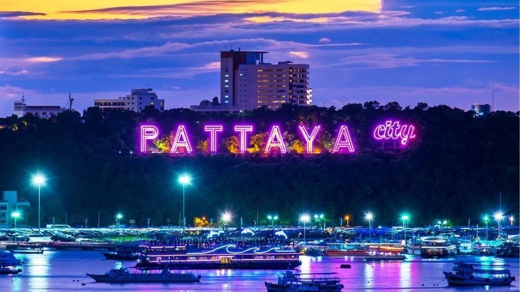 Ánh Đèn Neon Rực Rỡ Trên Đại Lộ Pattaya – những màu sắc tươi sáng đầy năng lượng