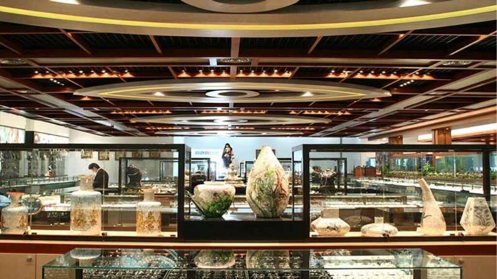 Khám Phá Xưởng Chế Tác Đá Quý – du khách tìm hiểu quy trình chế tác tinh xảo của các loại đá quý