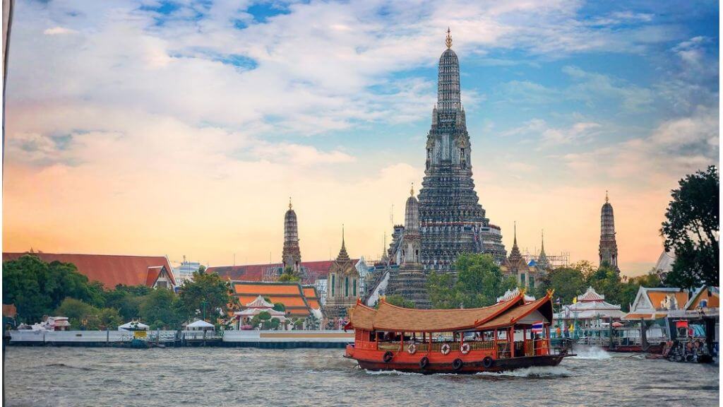 Du khách vừa thưởng thức buffet vừa ngắm toàn cảnh thành phố về đêm (1)