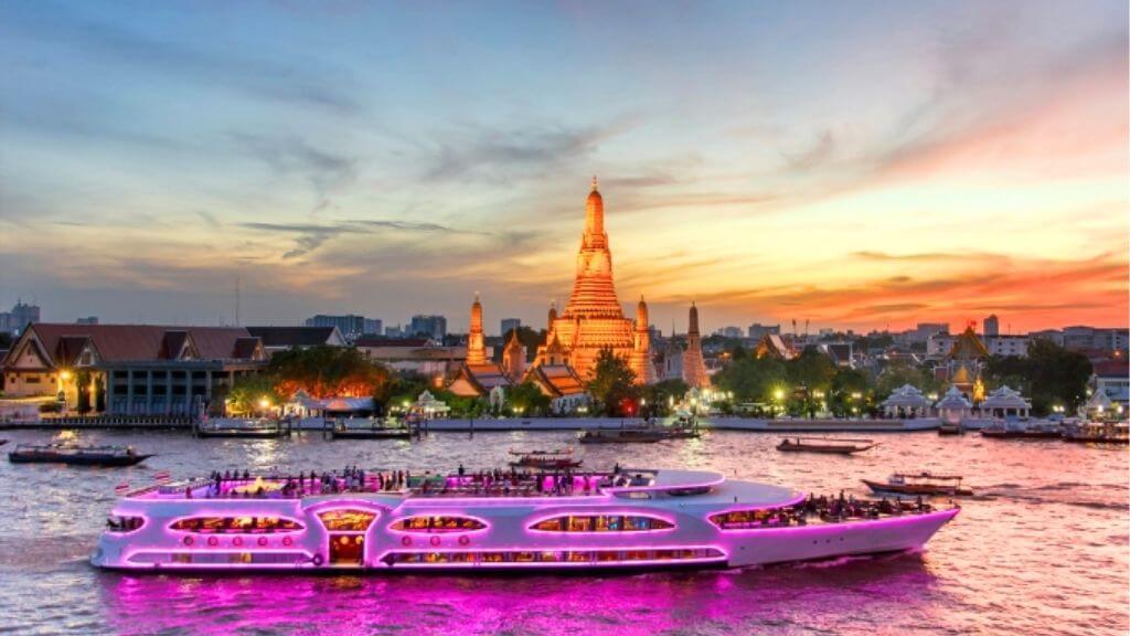 Du khách vừa thưởng thức buffet vừa ngắm toàn cảnh thành phố về đêm