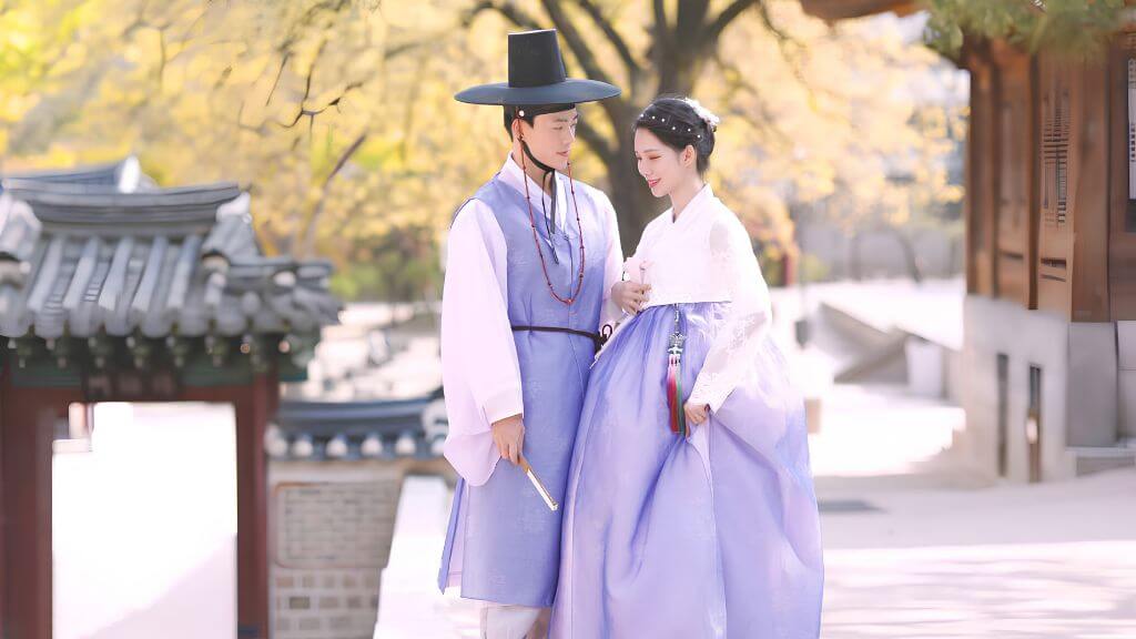 Du khách trải nghiệm mặc trang phục truyền thống Hanbok
