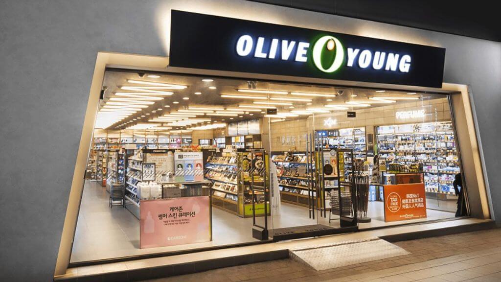 Đoàn ghé trung tâm mỹ phẩm nổi tiếng tại Seoul