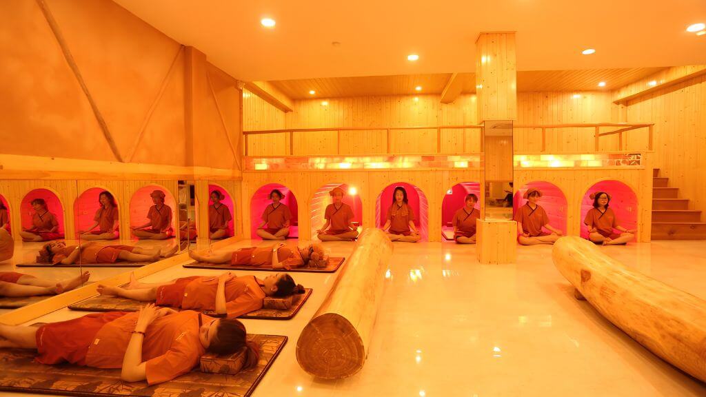 Du khách trải nghiệm xông hơi sauna Hàn Quốc Jjimjilbang