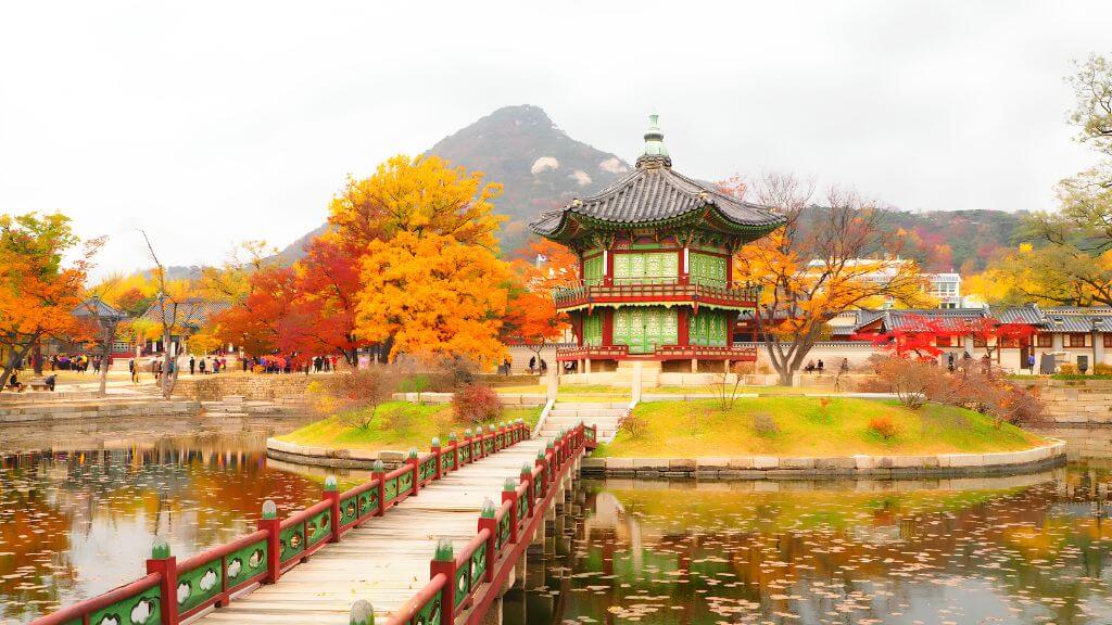 Cung điện Gyeongbokgung với mái ngói cong, những dãy nhà gỗ truyền thống