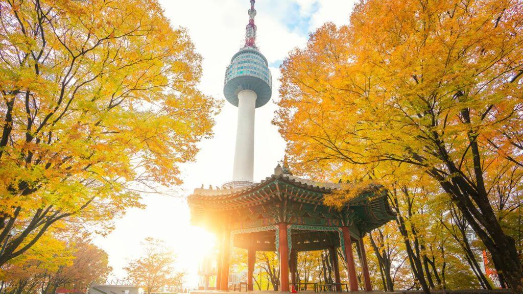 Ngọn tháp nổi bật trên núi Namsan mang đến tầm nhìn toàn cảnh Seoul từ trên cao