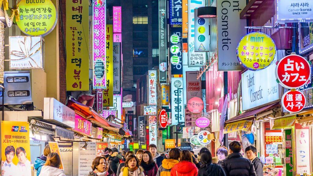 Khu mua sắm Myeongdong đông đúc về đêm