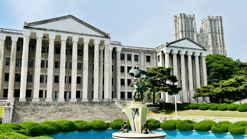 Đại học Kyung Hee - Ngôi trường nổi tiếng mang phong cách châu Âu cổ điển